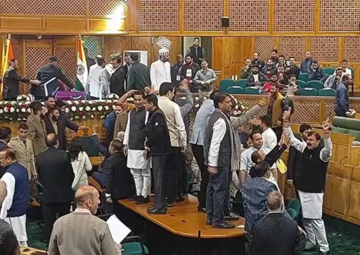 बीजेपी विधायकों का वेल में हंगामा, दस्तावेज की कॉपी फाड़ीं